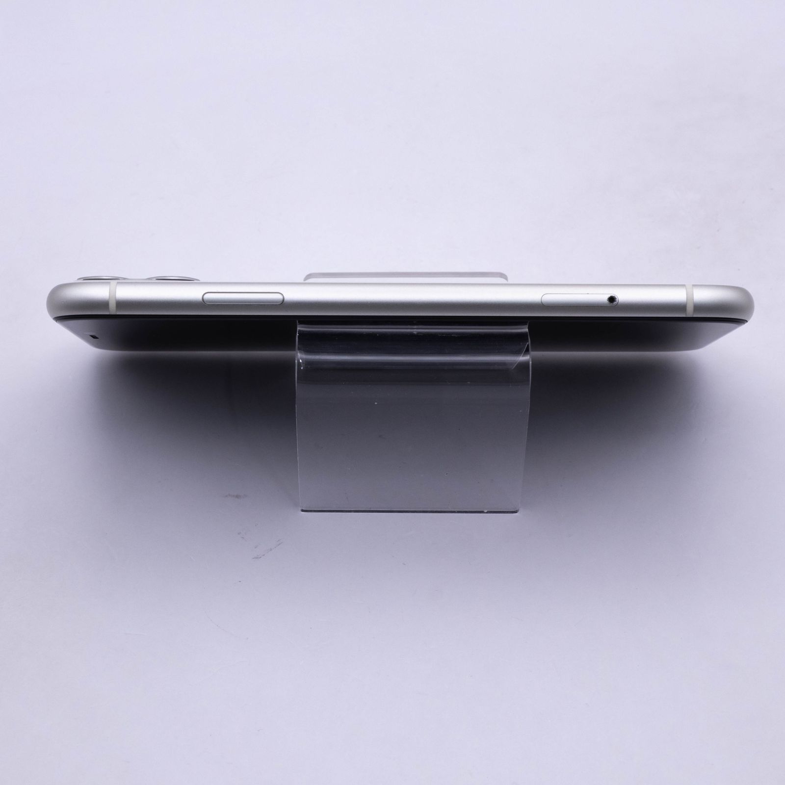 iPhone 11 128GB ホワイト MWM22J/A バッテリー90% - メルカリ