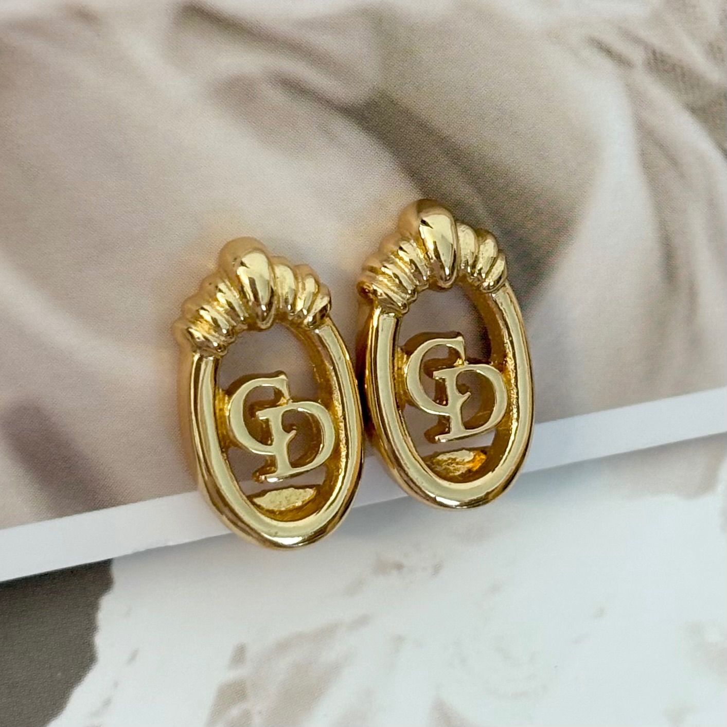 美品】クリスチャンディオール イヤリング ディオールロゴ オーバル 金