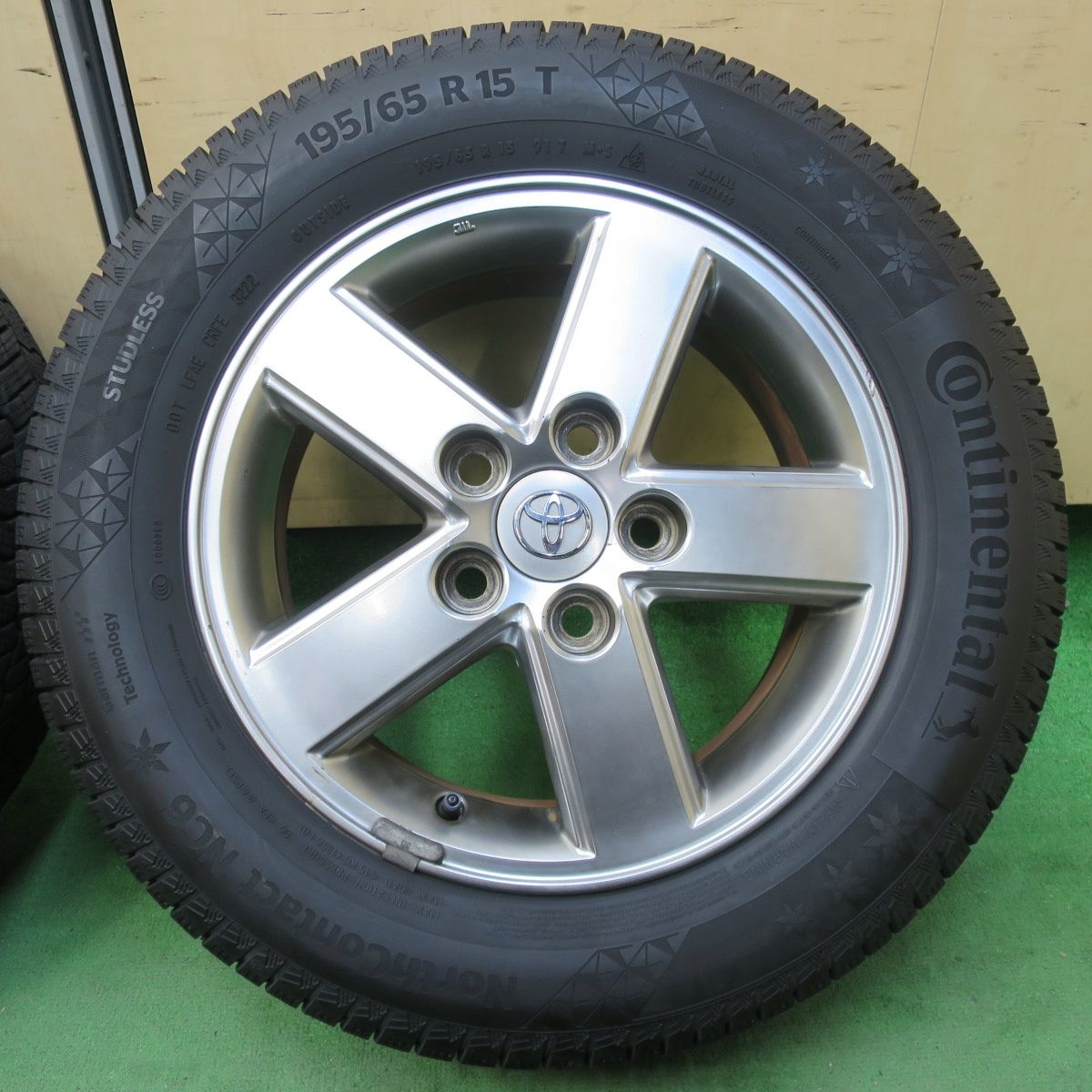 工場 ヴォクシー 60純正15インチ スタッドレスタイヤ4本セットバリ溝