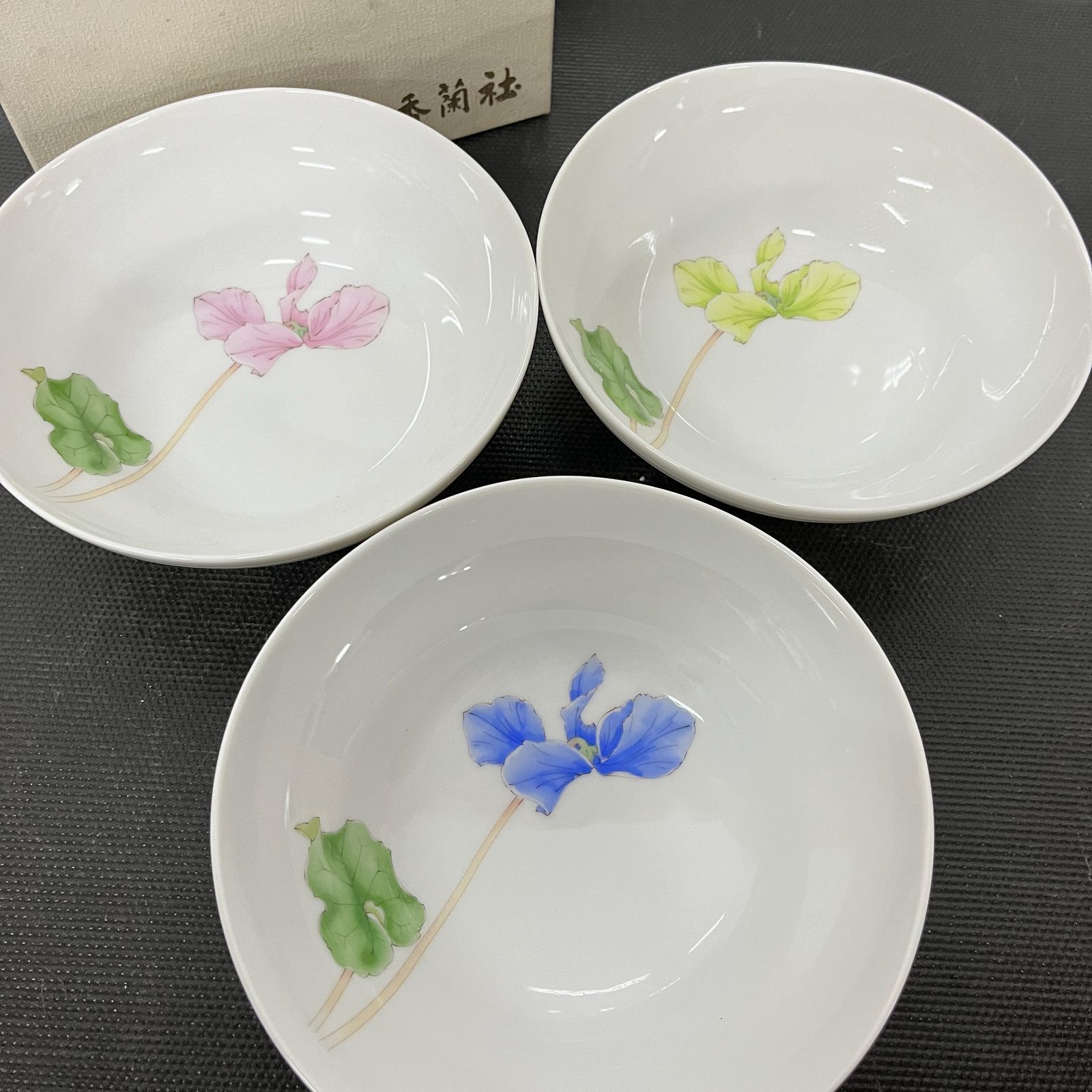 スープ・サラダ・小丼などに！★新品【香蘭社】シクラメン　三ッ組中鉢★ 2,000円OFFクーポン11⁄11 1:59まで食器 和食器 おしゃれ ラーメン リネアスリムモダンラーメン丼950cc 丼ぶり ラーメン鉢  ボウル サラダボウル 大鉢 美濃焼 どんぶり アウトレット カフェ風 白 電子レンジ対応 食洗機対応 | m\u2019home style