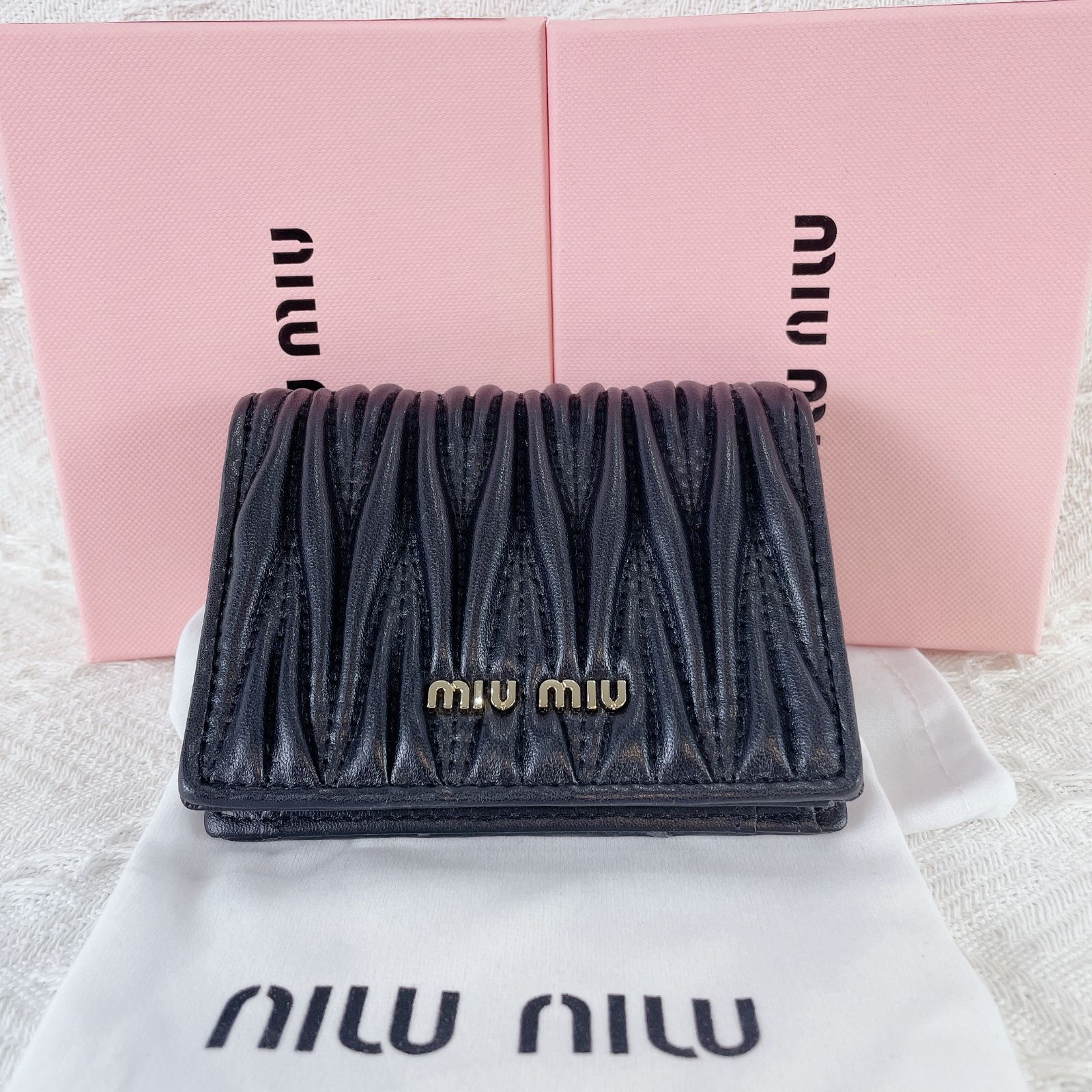 ✨新品未使用✨MIU MIU ミュウミュウ 二つ折り財布 マテラッセ 金ロゴ 