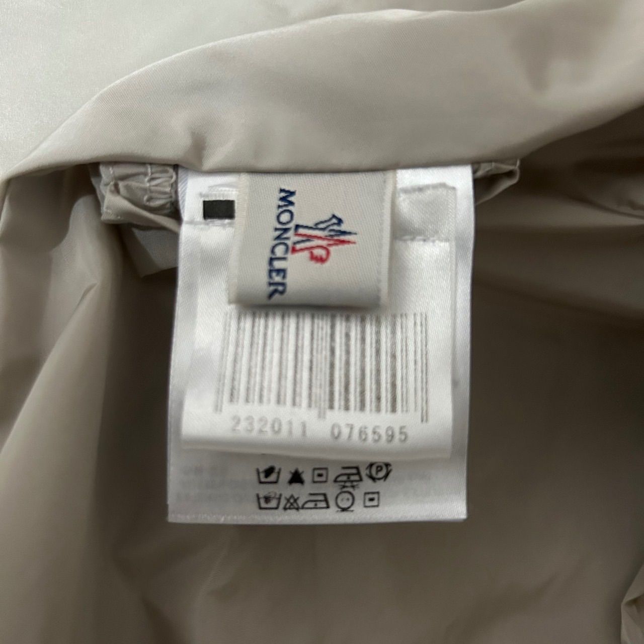 sacai×Monclerモンクレールサカイ　コラボ ポンチョ モンクレール(MONCLER)モンクレール MONCLER × Sacai SAKIE ポンチョ