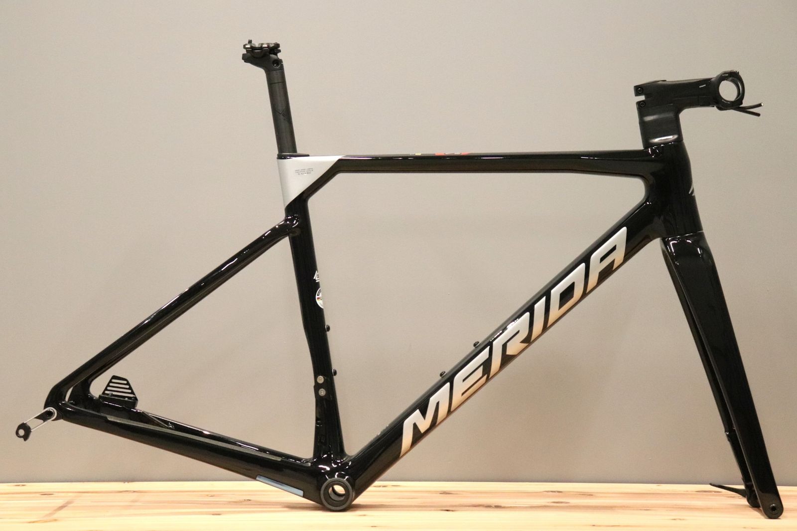 メリダ MERIDA スクルトゥーラ SCULTURA 6000 2025モデル 48サイズ カーボン ロードバイク フレームセット 仙台店