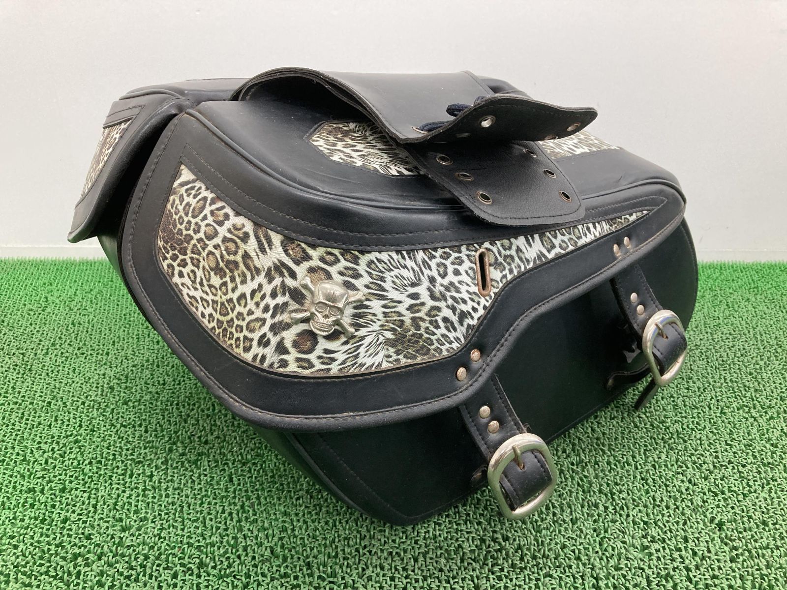 汎用 サイドバッグ 左右 社外 中古 バイク 部品 白ヒョウ柄 豹 ドクロ 髑髏 ハーレー バルカン ドラッグスター400 スティード400 XL1200R