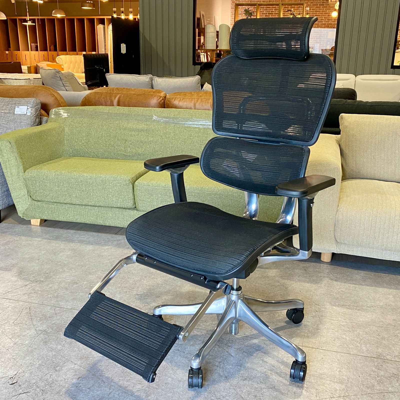エルゴヒューマン プロ ブラック オットマン内蔵型 ヘッドレスト付き
