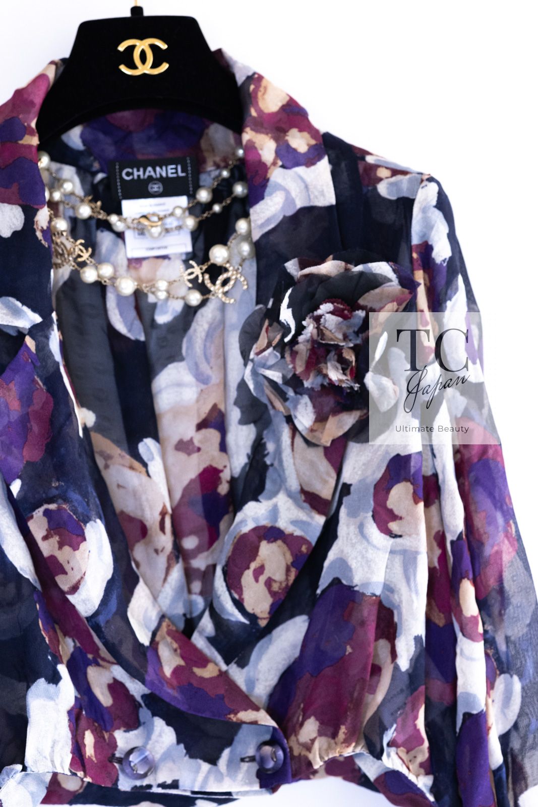 シャネル ブラウス CHANEL 美しい絵画 ネイビー カメリア柄 フラワー シルク100 美人見え ジャケット カーディガン 38 カメリア ブローチ付 シャネル ブラウス CHANEL 美しい絵画 ネイビー カメリア柄