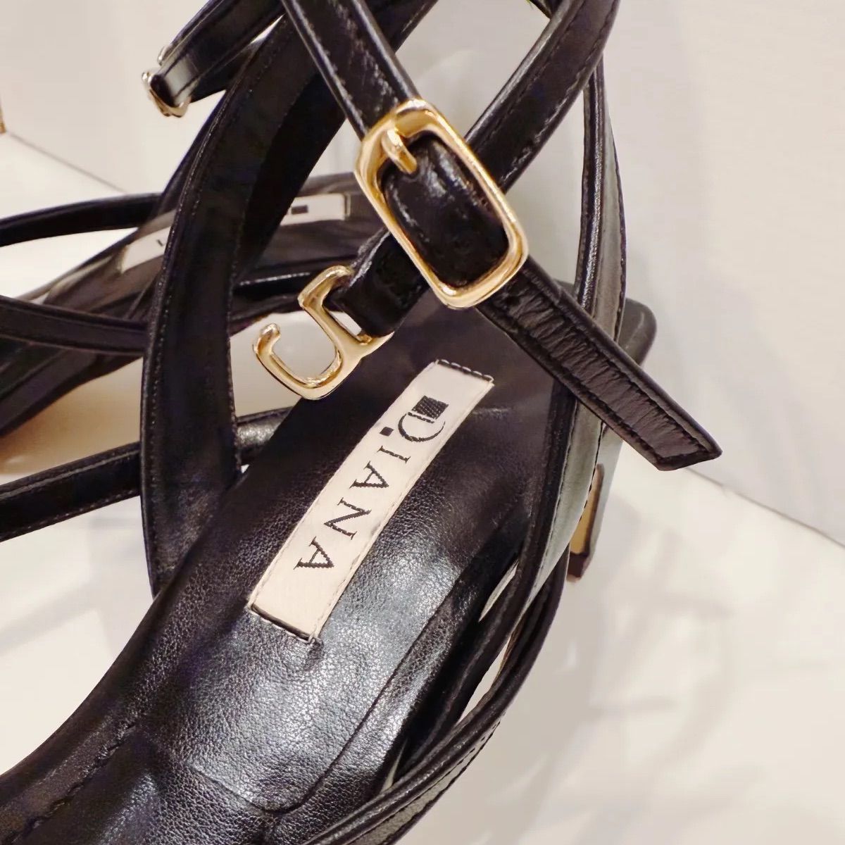極美品！今季ダイアナブラック ストラップサンダル 極美品】DIANA（ダイアナ） 22センチ サンダル 細ストラップ