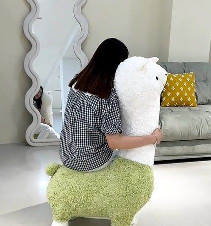 アルパカモデルのぬいぐるみスツール