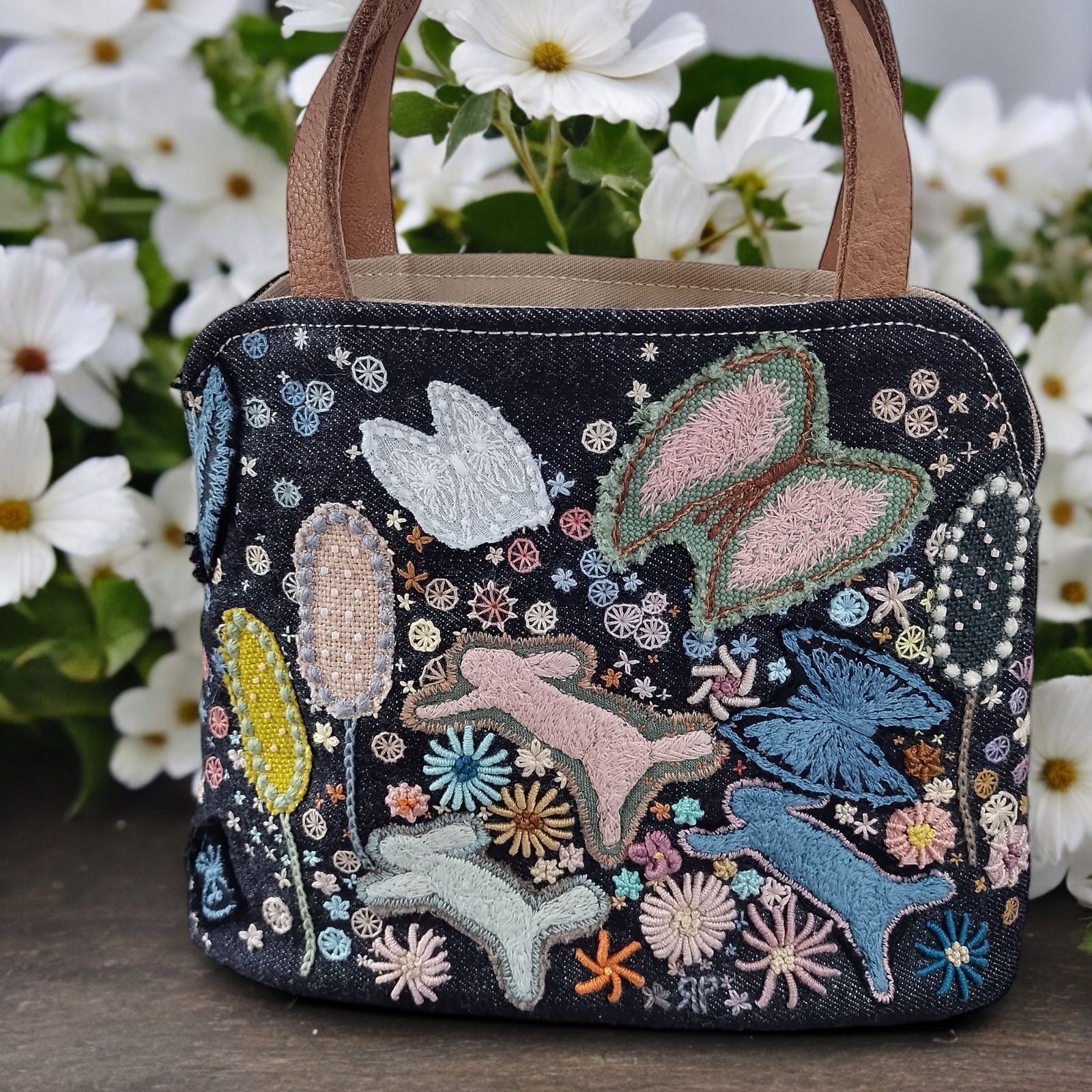 ハンドメイド バッグ 手刺繍 刺繍 可愛い アート 大人 女の子 おしゃれ うさぎ 花 蝶々 レース flower ミナペルホネン デニム プレゼント  個性的 デザイン Handmade embroidery パッチワーク 特別 作品 一点もの - メルカリ