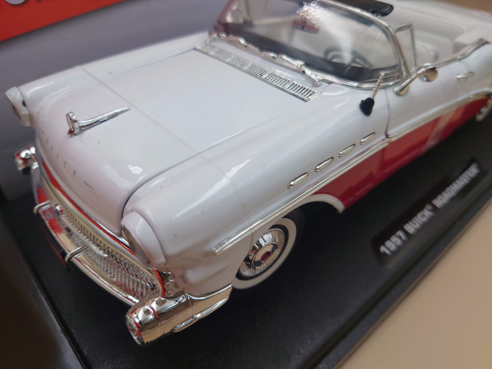 1/18 ビュイック ロードマスター 1957 ホワイト/レッド Buick