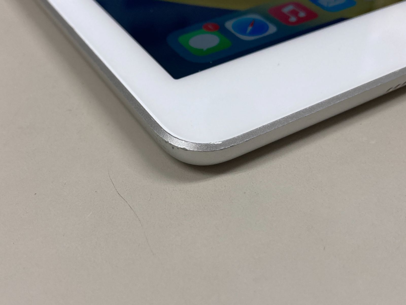 iPad 第5世代　Wi-Fiモデル　32GB シルバー　A1822 #4 Pre-Owned Apple iPad 5th Gen A1822 (WiFi) 32GB Silver (Used