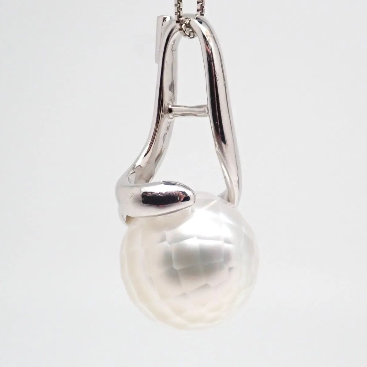 パール ネックレス 華真珠 K18 ホワイトゴールド 8mm 8ミリ珠 特殊カット技術 タヒチ真珠 ペンダント パール 真珠 40cm 長さ調節可能(アジャスター付き) 真珠 ネックレス K18 ゴールド ホワイトゴールド パール 6.5ミリ ～ 7