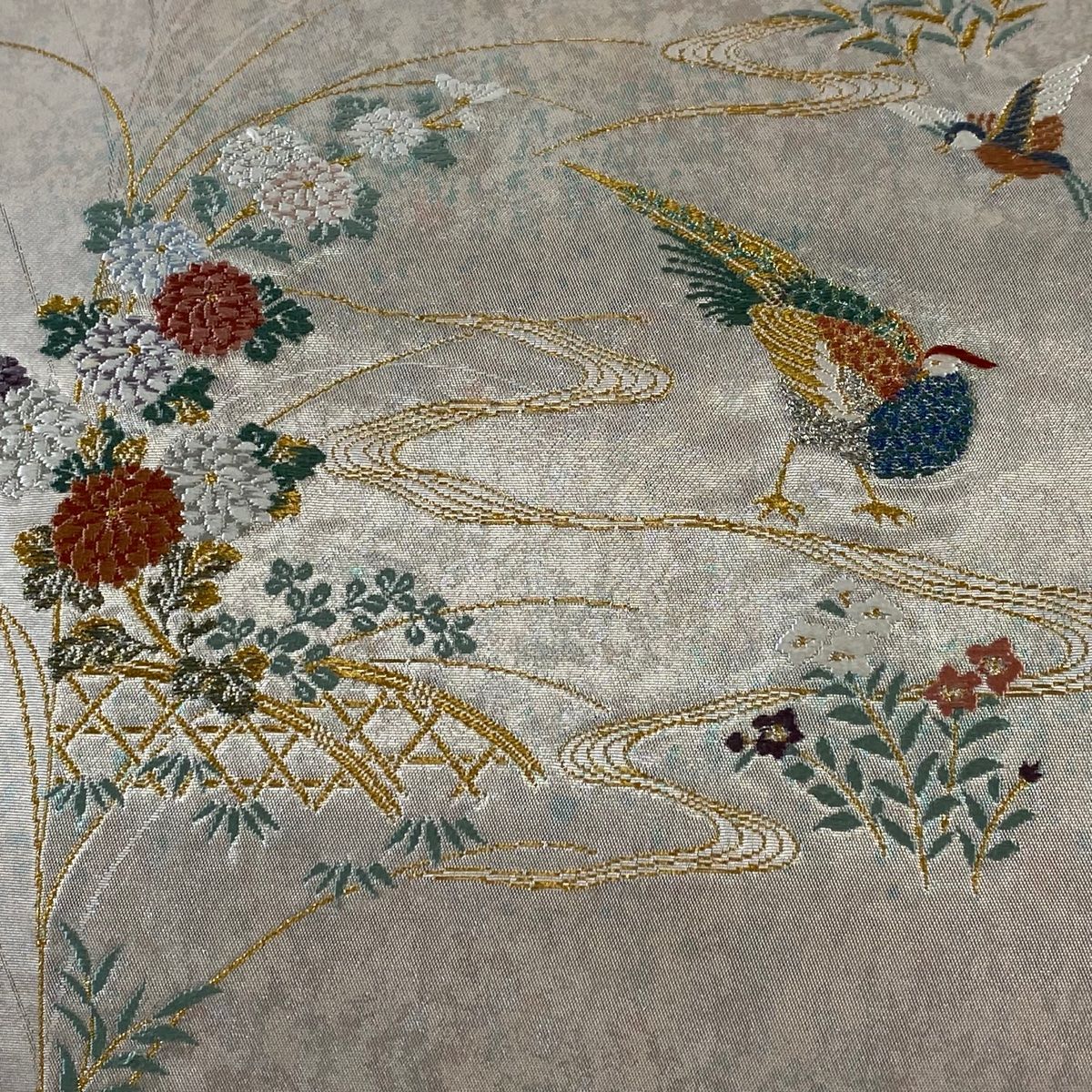 名古屋帯 優品 関西仕立て 秋草 鳥 刺繍 金糸 銀色 正絹 【中古 名古屋帯 優品 関西仕立て 秋草 鳥 刺繍 金糸 銀色 正絹 【中古