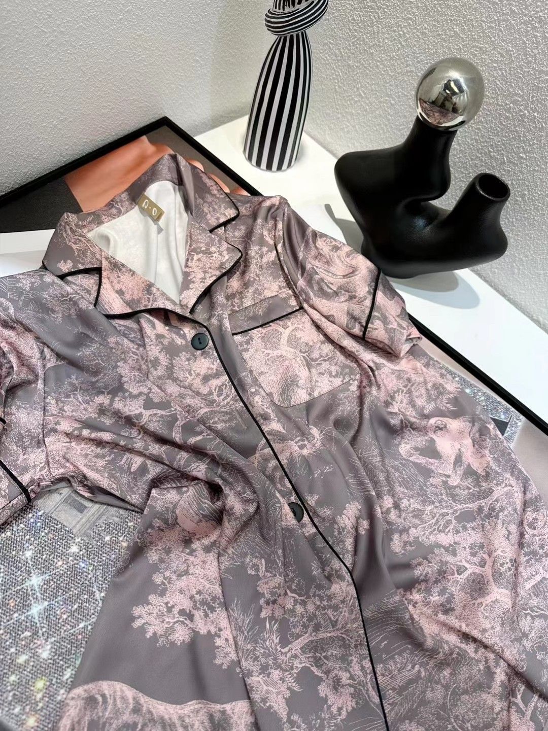 これは DIOR（ディオール）の女用パジャマで、家居服としても
