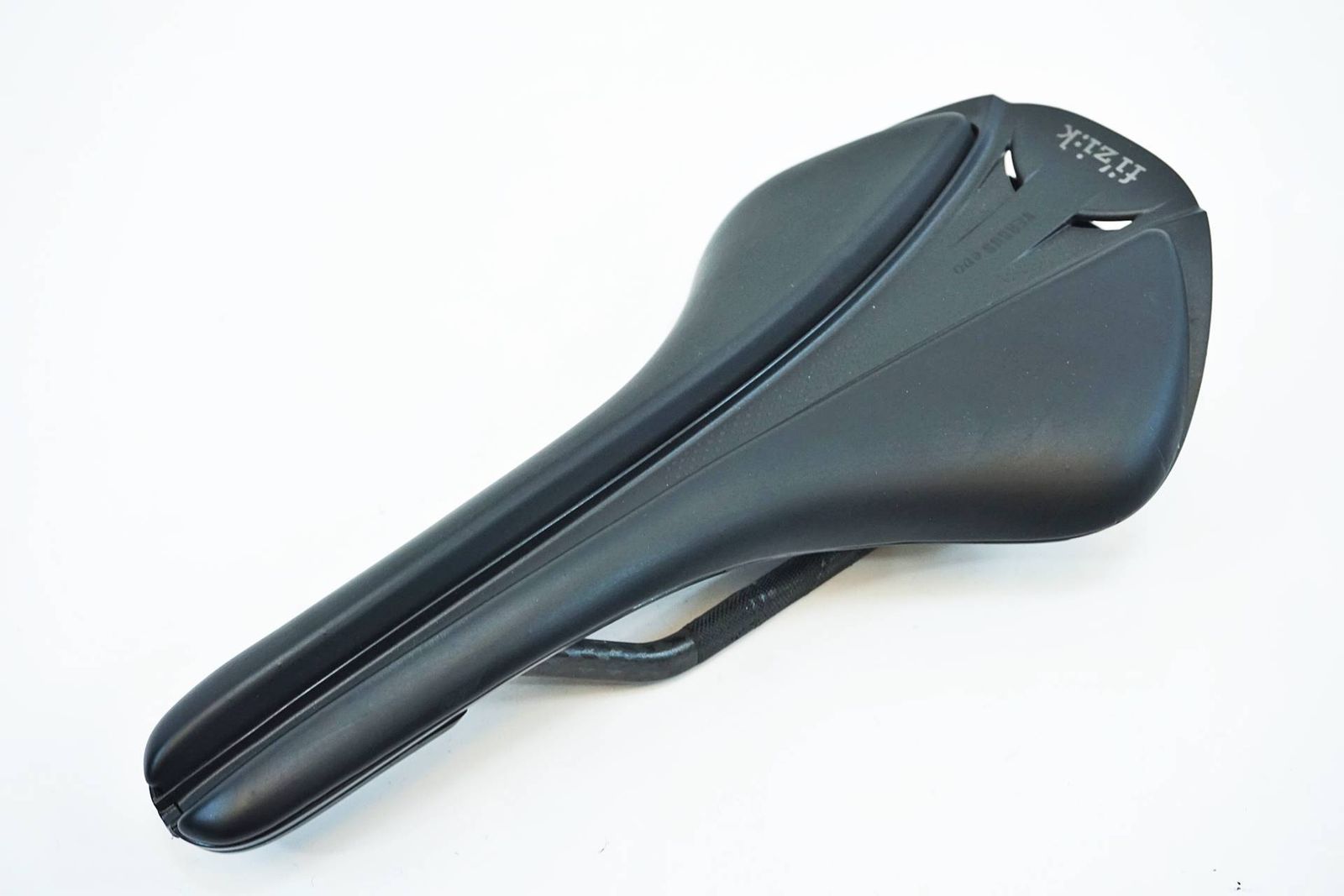 フィジーク VERSUS EVO ARIONE R1 カーボンレール FIZIK 「フィジーク」 ARIONE R1 VERSUS EVO カーボンレール サドル