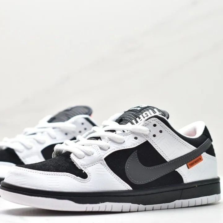 スニーカー TIGHTBOOTH × Nike SB Dunk Low Pro QS Black and White タイトブース × ナイキ SB ダンク ロー プロ QS FD2629-100 メンズ  レディース