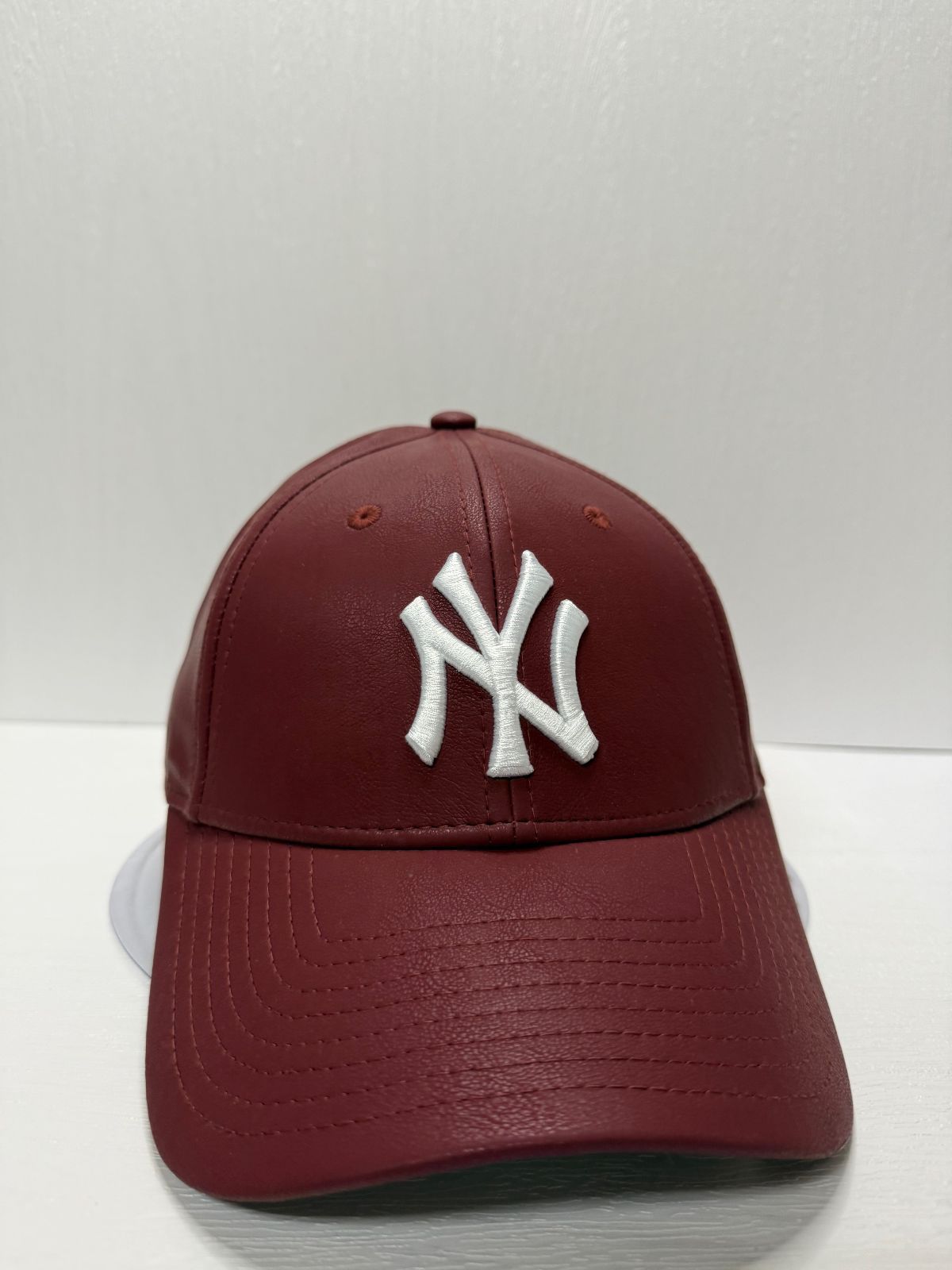 Newera ニューヨークヤンキース レザー 9forty ストラップバックキャップ レッドカラー