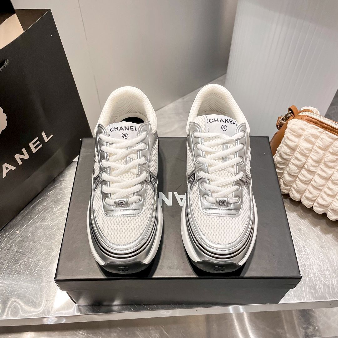 メルカリ最安値　CHANEL シルバー スニーカー 37 24cm 最終価格‼️CHANEL シャネル スニーカー シルバー 37サイズ 新品