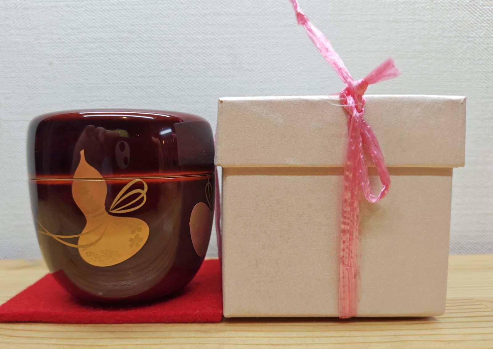 送料込【逢絢亭・新品】茶道具 中棗 緑漆塗 六瓢蒔絵 木質 合成漆塗 職人協賛 送料込【逢絢亭・新品】茶道具 中棗 緑漆塗 六瓢蒔絵 木質 合成