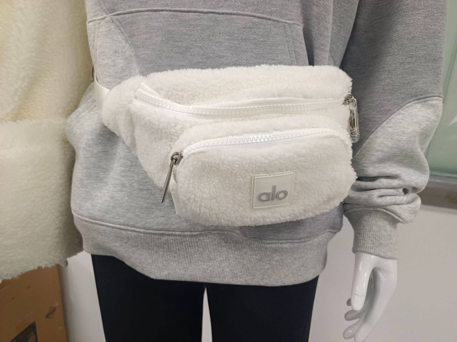 Alo Yoga 冬季ファーバム 簡約でおしゃれな新作ヨガ用レディース斜め掛けバッグ 多機能大容量ショルダーバッグ