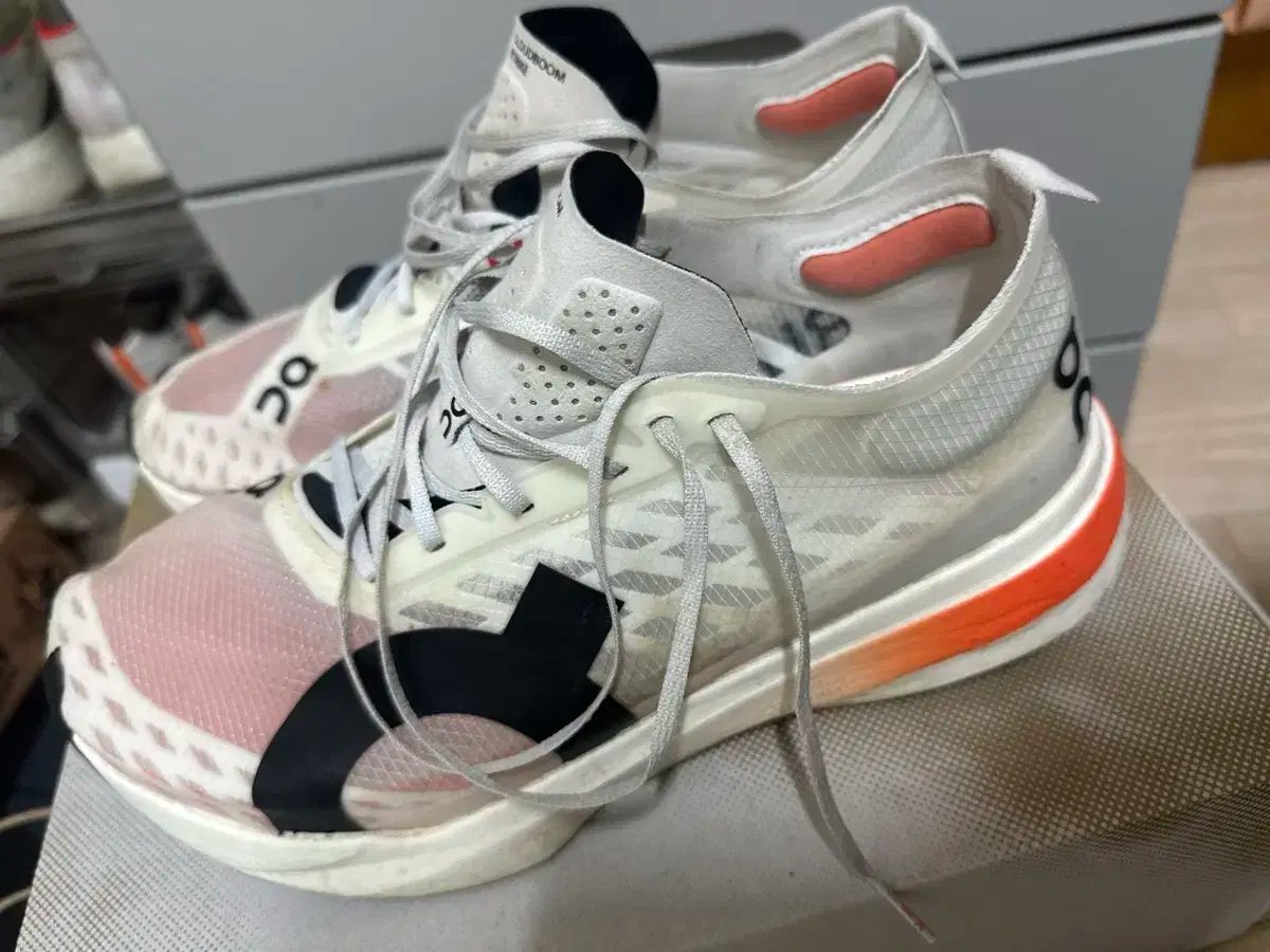 ランニングシューズ 白