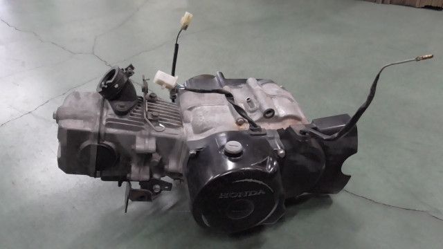 カブFI　AA01-1795xxx　の　エンジン:#1694486838