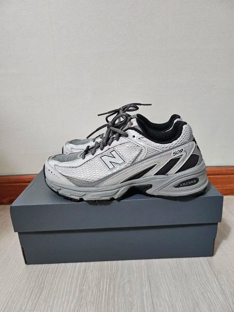 New Balance ニューバランス 509 グレー U509GW 235 サイズ