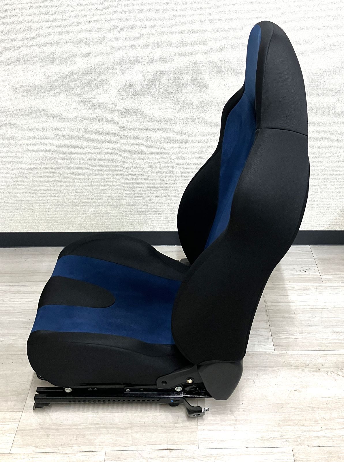 インプレッサ WRX STI（型式不明） 純正 運転席 右側 フロントシート シートレール付属 【現品限り】 ブルー×ブラック 1脚