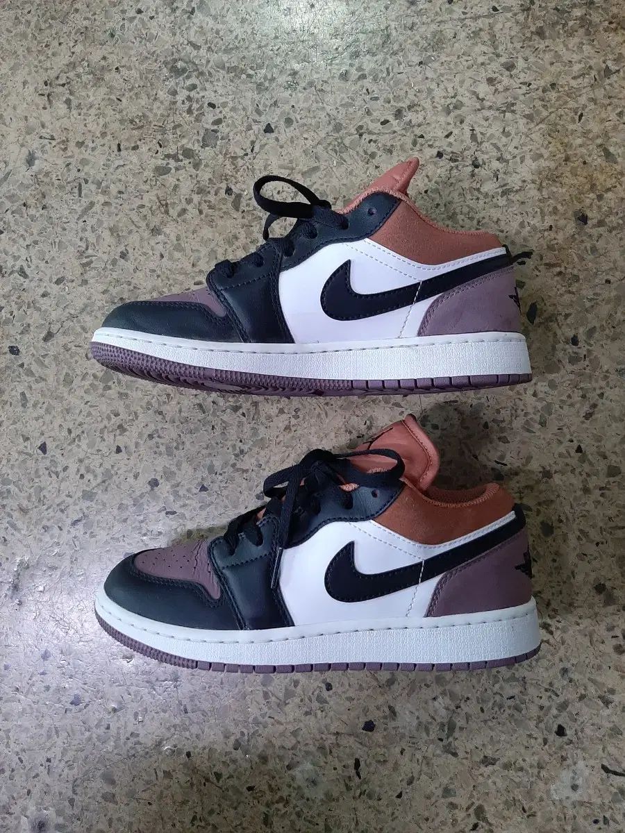ナイキ エア ジョーダン 1 ロー SE GS スカイ ジェイ モブ FB 908-102