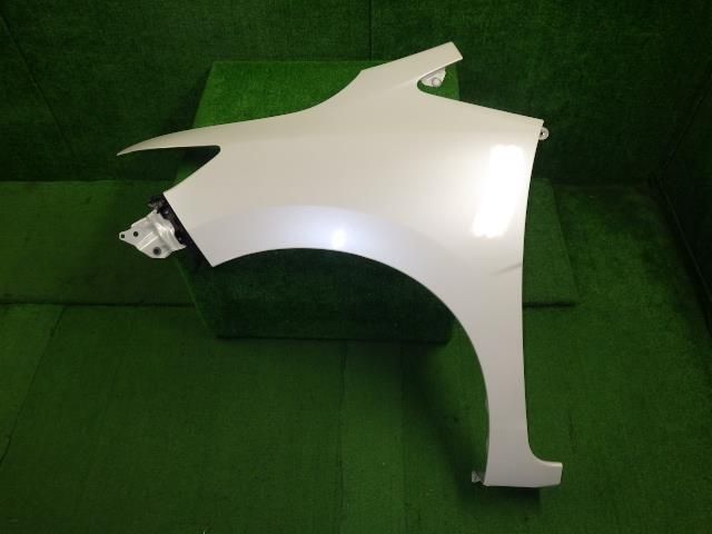 フィット DBA-GK4 左Fフェンダー NH624P 白パール 60261-T5A-J00ZZ 9148