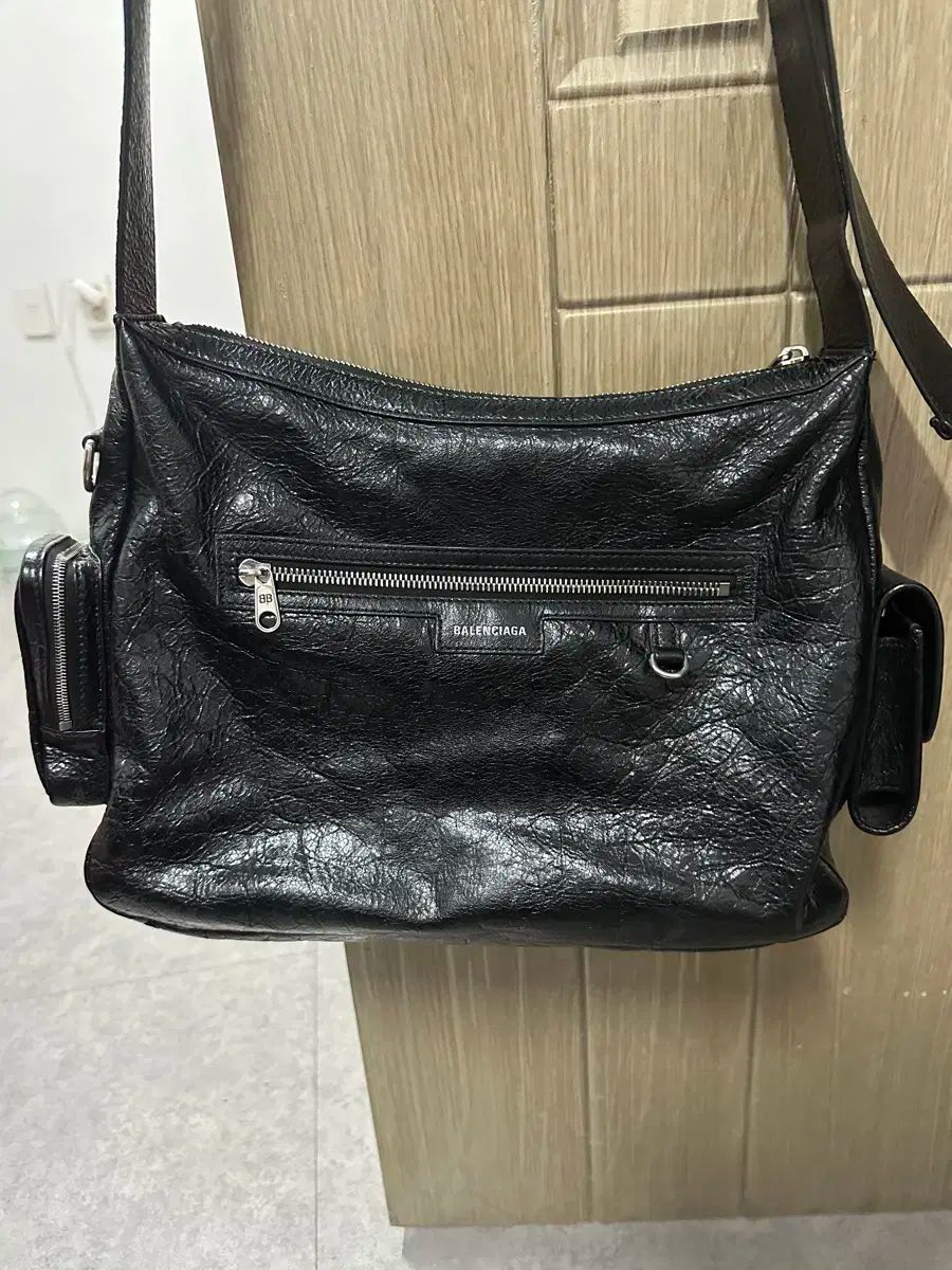 BALENCIAGA バレンシアガ スーパー ビジー 使者