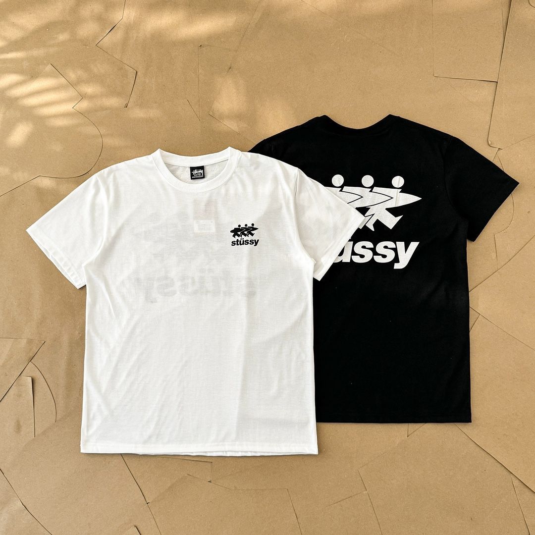 Stussy 背面に大きなプリントが施されたクルーネック半袖Tシャツ