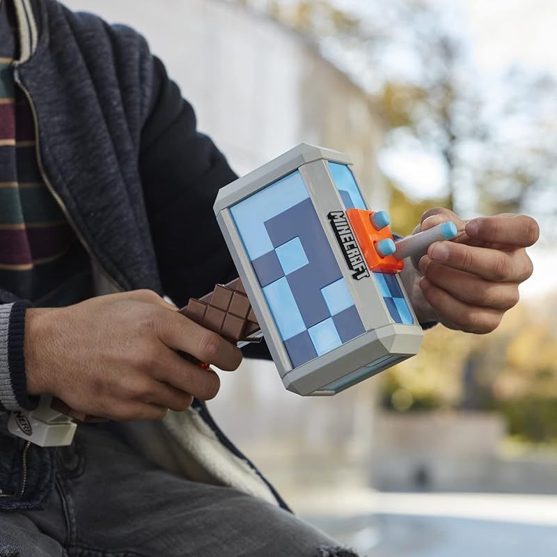 ハズブロ HASBRO ナーフ マインクラフト Minecraft ストームランダー ハンマー型ブラスター ダーツ3本を発射 エリート ダーツ3本付き プルバックプライミングハンドル F 4416 その他 ベビー キッズおもちゃ