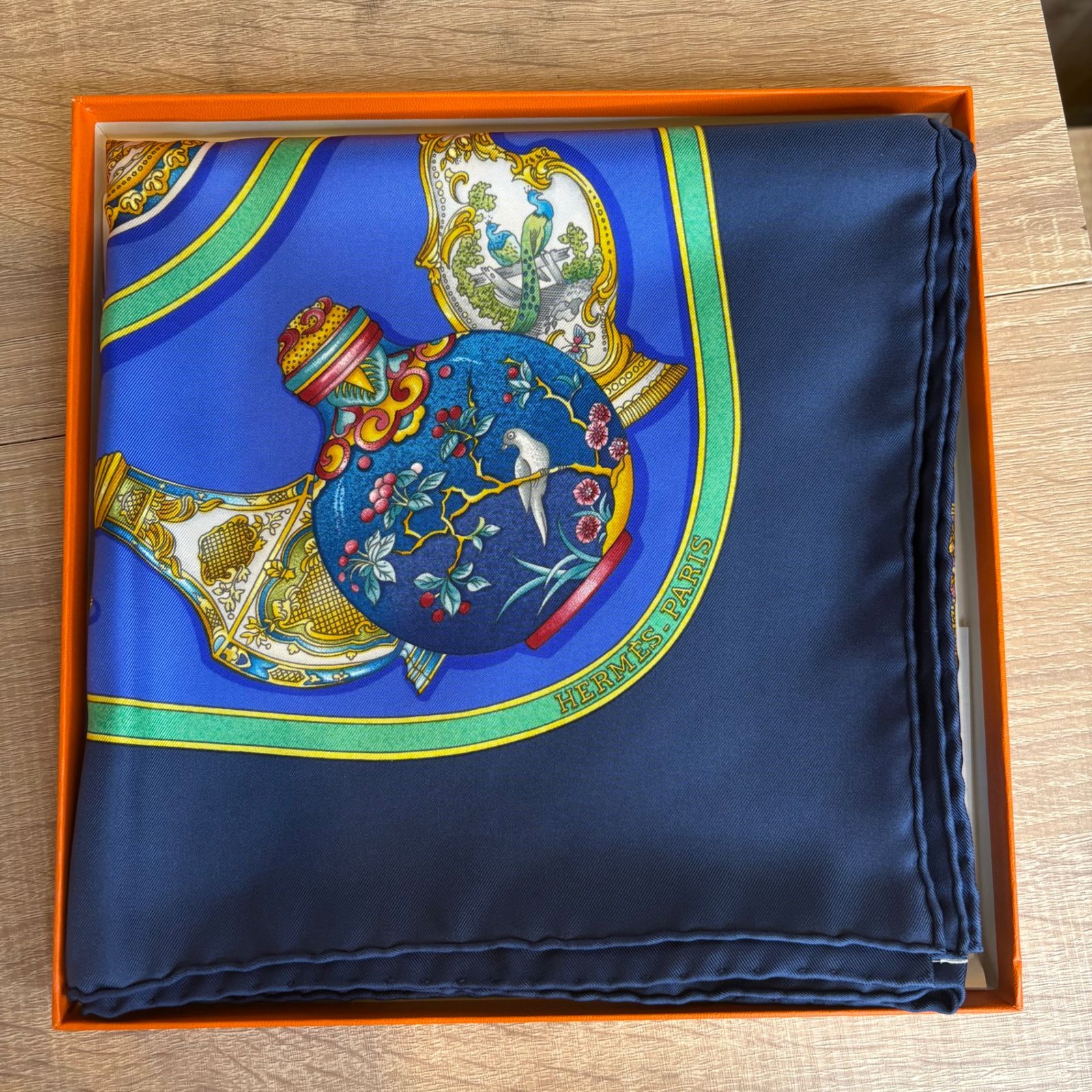 ☆HERMES エルメス カレ90 香水瓶 スカーフ シルク100％ 紺色 箱付き  