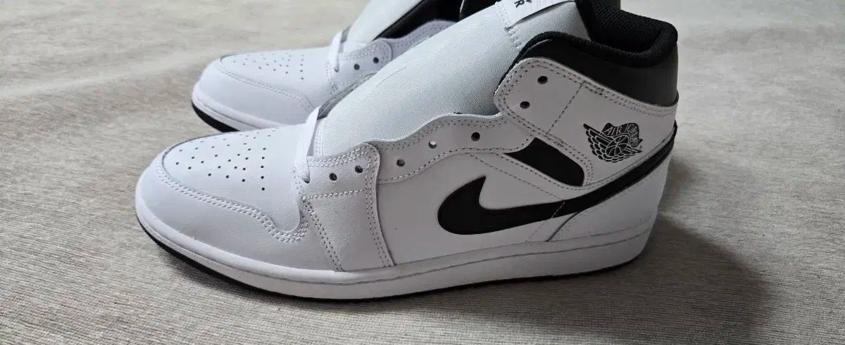 NIKE(ナイキ) ジョーダン 1 ミッド 白 290 サイズ