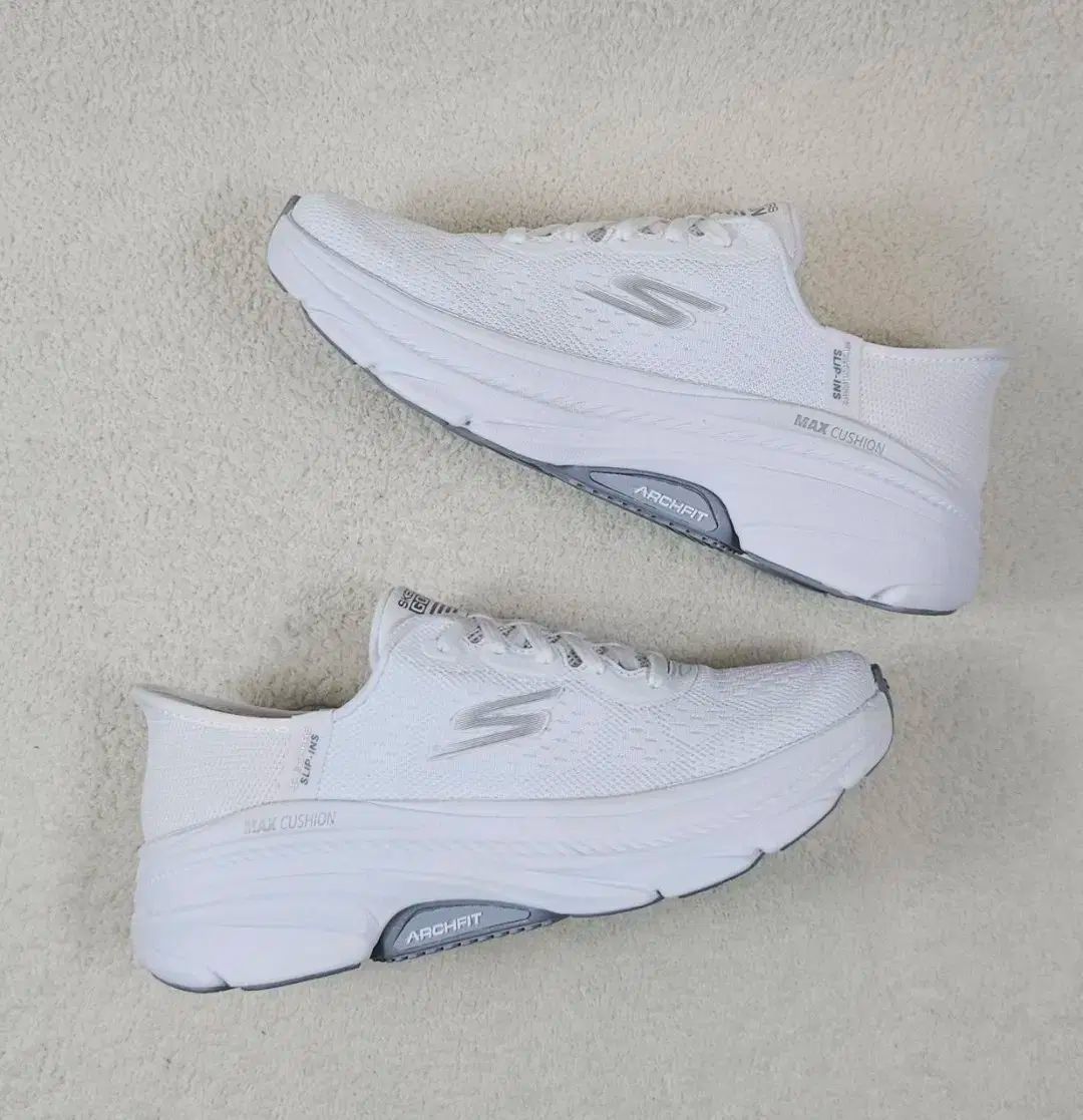 SKECHERS スケッチャーズ マックスクッション スリーピンズ