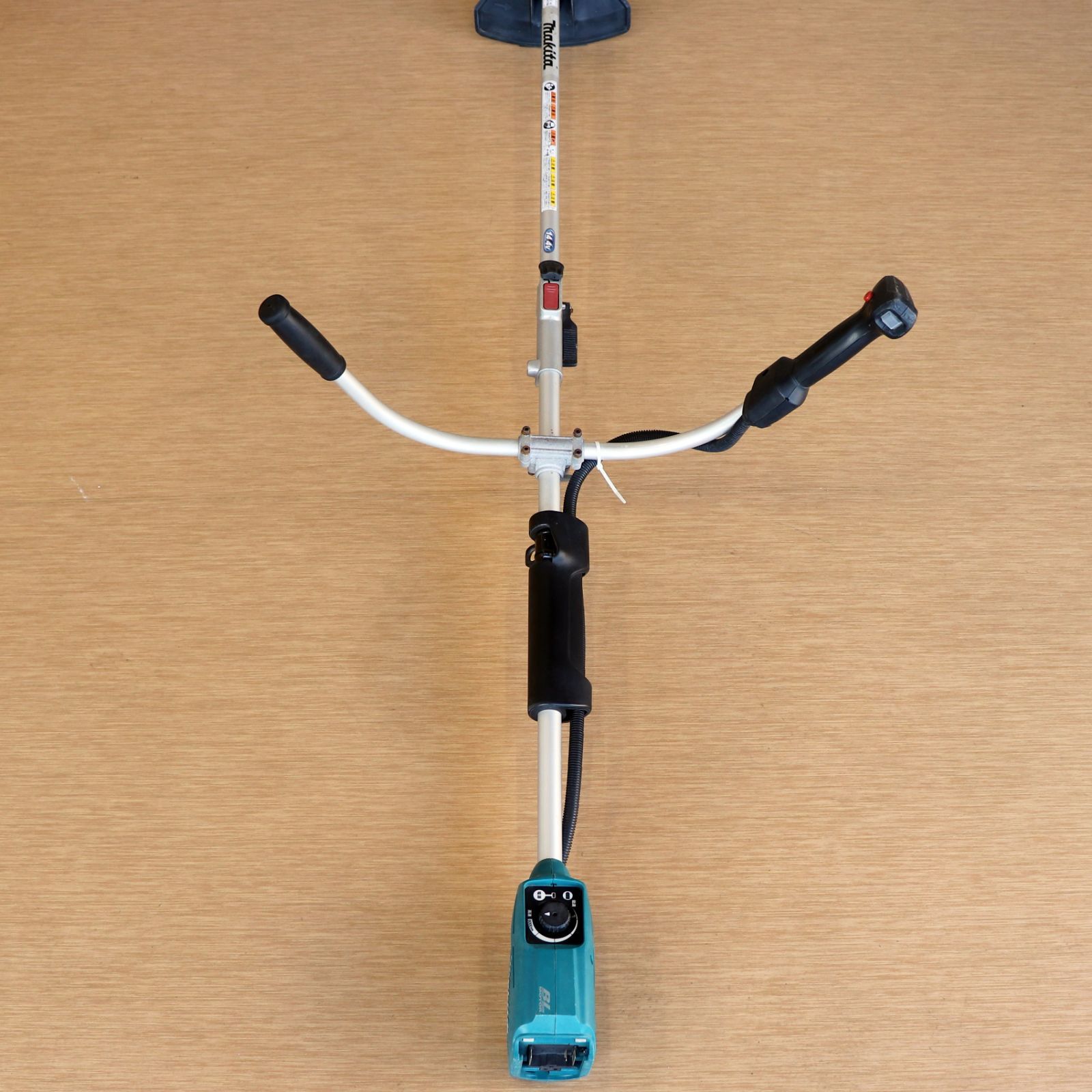 中古 マキタ 充電式草刈り機 MUR143UD 充電器付き