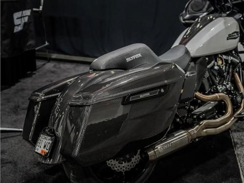 カーボンファイバー サドルバッグボトム グロス 以降FLHXSE FLTRXSE 以降FLHX U FLTRX STSE