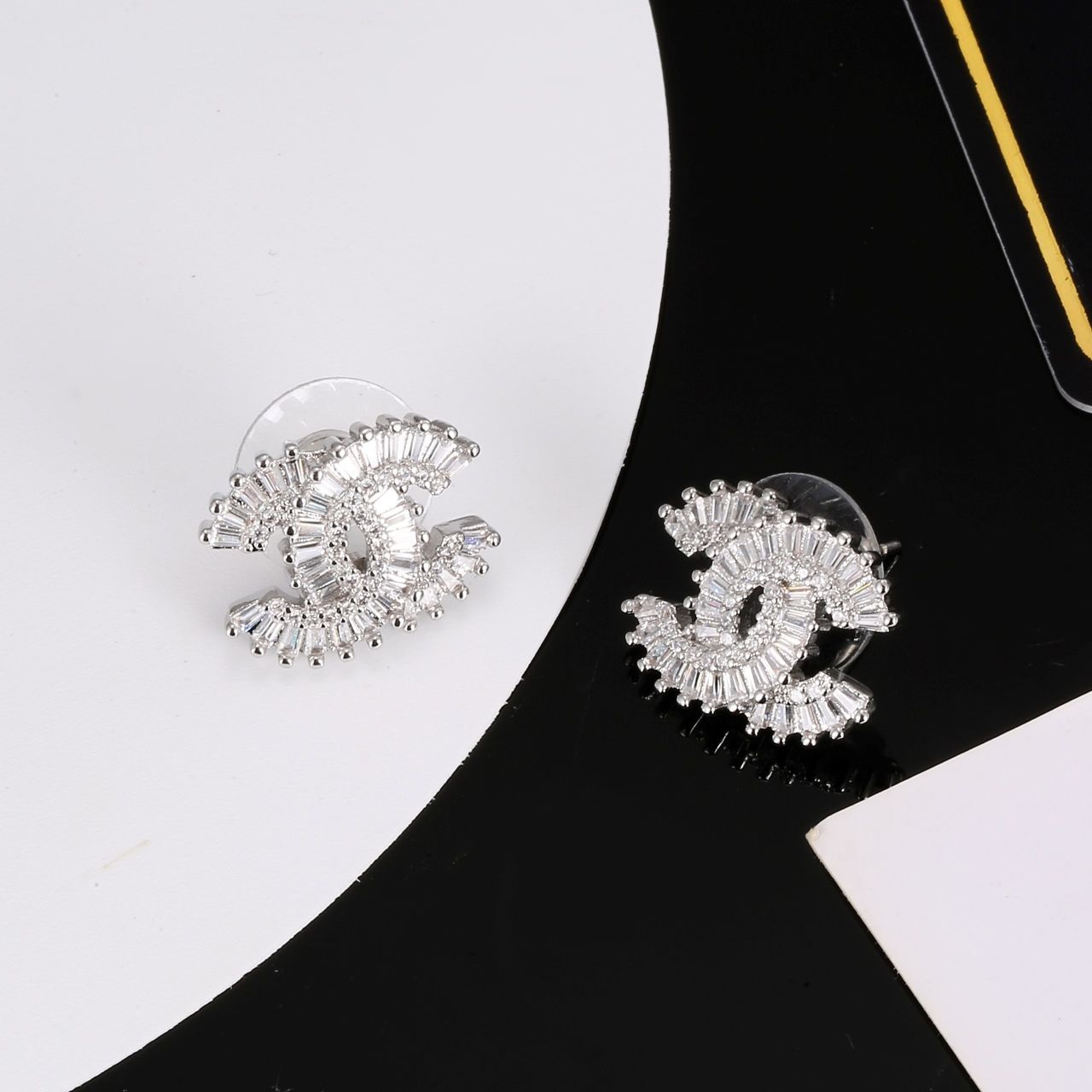 CHANEL】シャネル クリスタルCC ロゴスタッドピアス エレガントで輝く