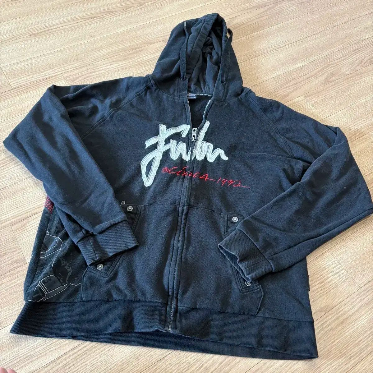 FUBU FUBU(フブ) 黒 フード付き ジップアップパーカー XL - メルカリ FUBU FUBU(フブ) 黒 フード付き ジップアップパーカー XL - メルカリ