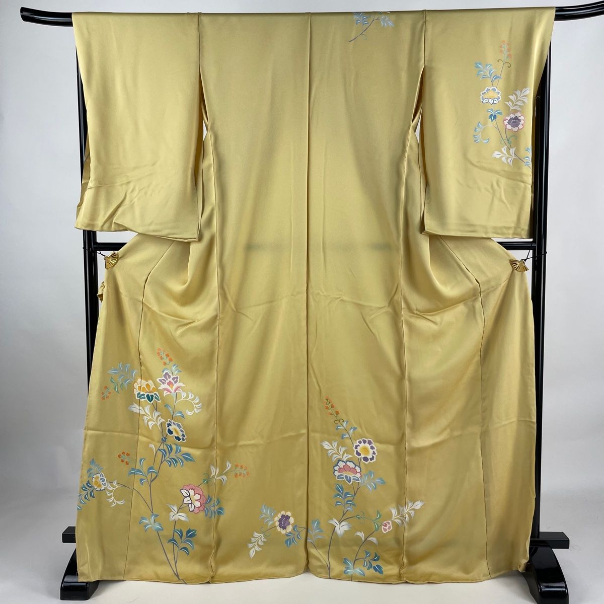 付下げ 身丈169cm 裄丈69cm 未仕立て 仮絵羽 草花 刺繍 金糸 ベージュ  