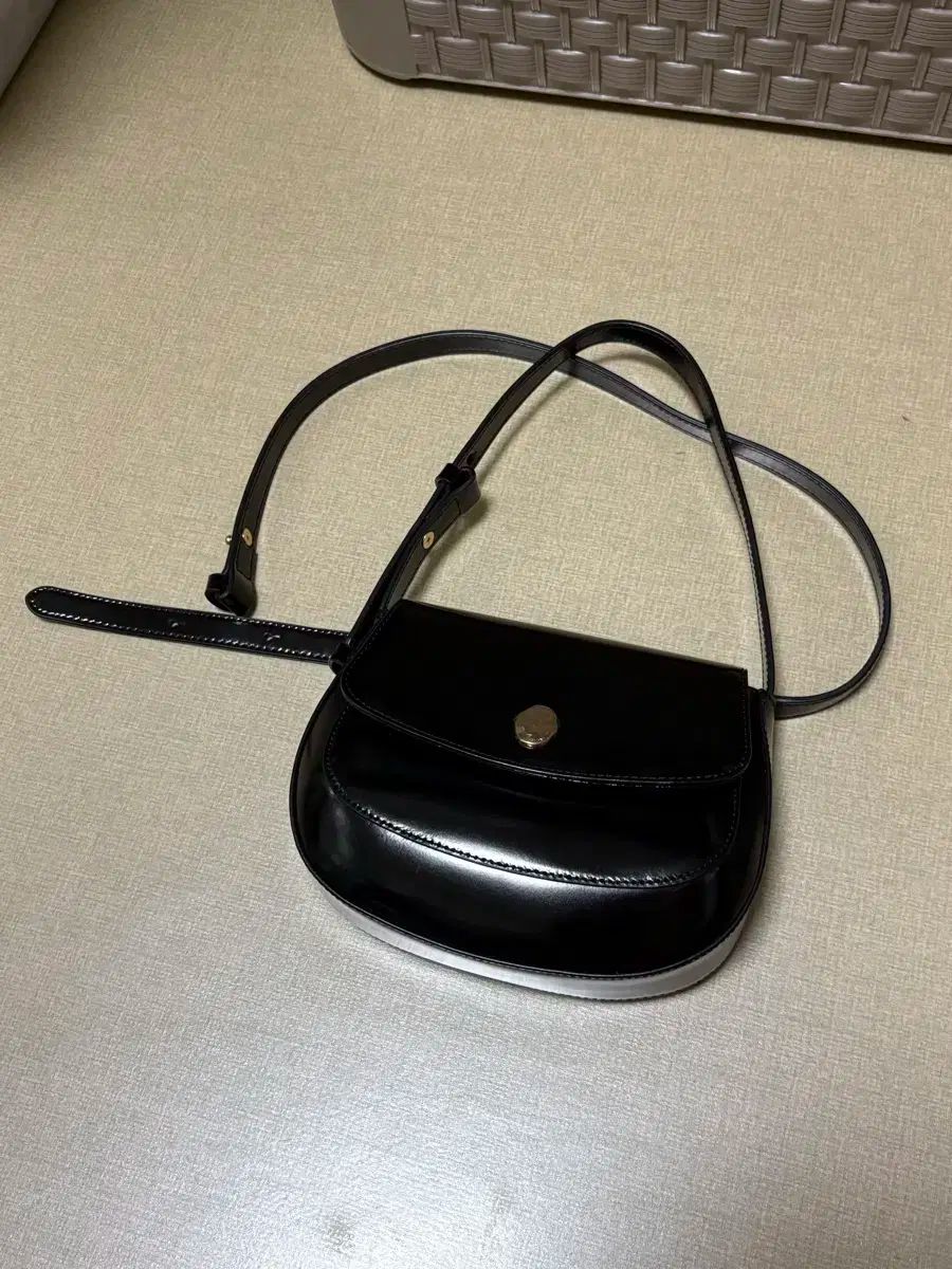 OSTKAKA(オストカーカ) アミューズ ミニ サドルバッグ ブラック