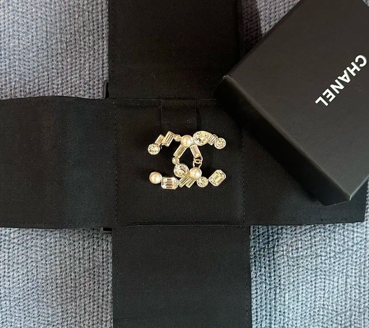 CHANEL❤️CCロゴ ブローチ パール×クリスタル CHANEL(シャネル) パール クリスタル cc ロゴ ブローチ - メルカリ
