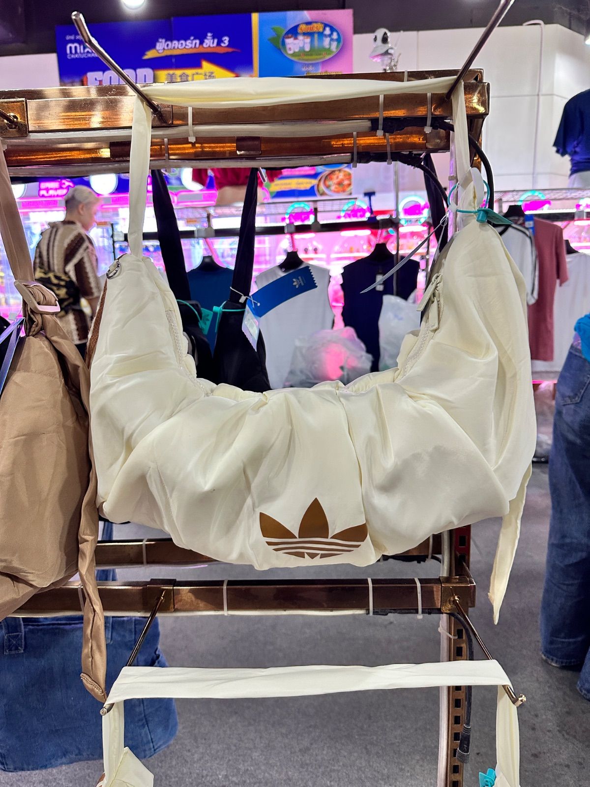 日本未入荷✨　激カワ♡　adidas クロワッサン　クラウドバッグ 日本未入荷✨ 激カワ♡ adidas クロワッサン クラウドバッグ 日本未