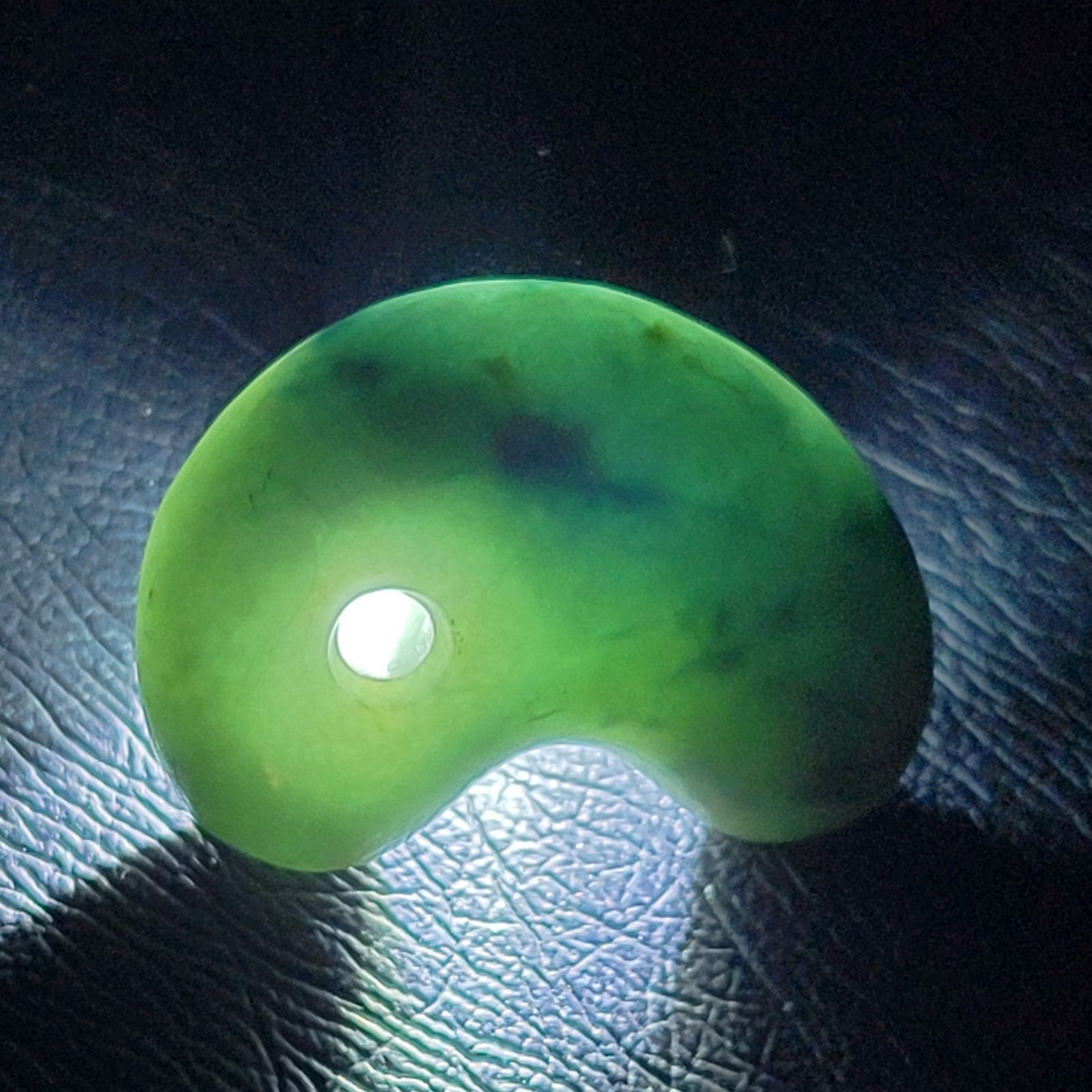 糸魚川翡翠:勾玉 ms-MT0028 糸魚川翡翠勾玉 M07633 翠雅 作 26mm*18.8mm