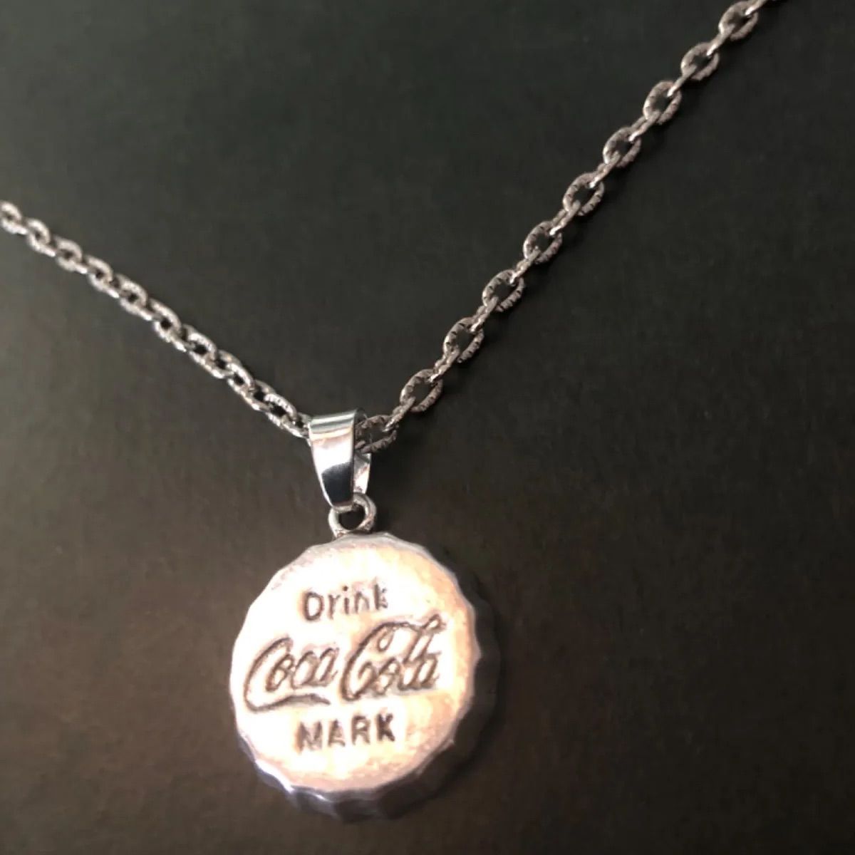 シルバーカラーのコカコーラの王冠のネックレス☆商品説明必読 - メルカリ