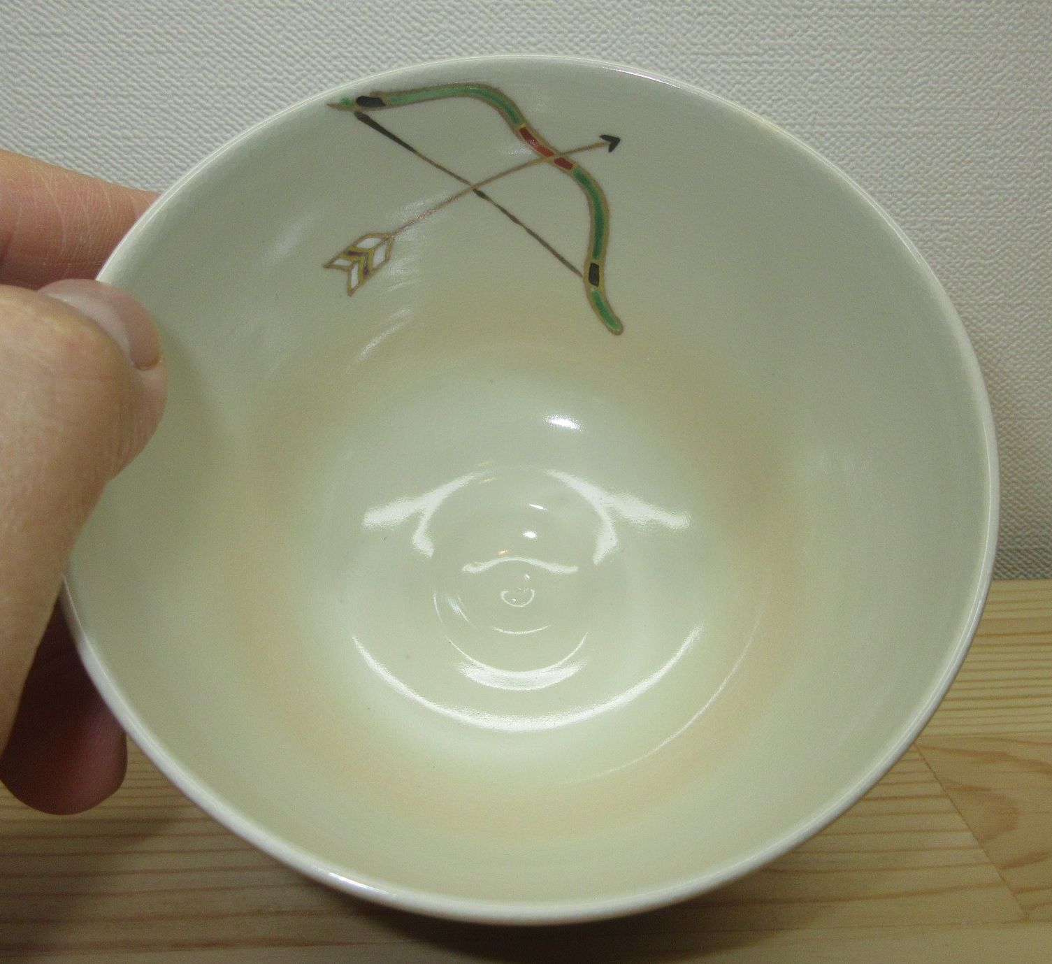 送料込【逢絢亭・新品】茶道具 茶碗 京焼 茶釉 兜の図 見谷福峰 紙箱入り 逢絢亭・新品】茶道具 茶碗 京焼 紫釉 兜の図 見谷福峰 紙箱入り