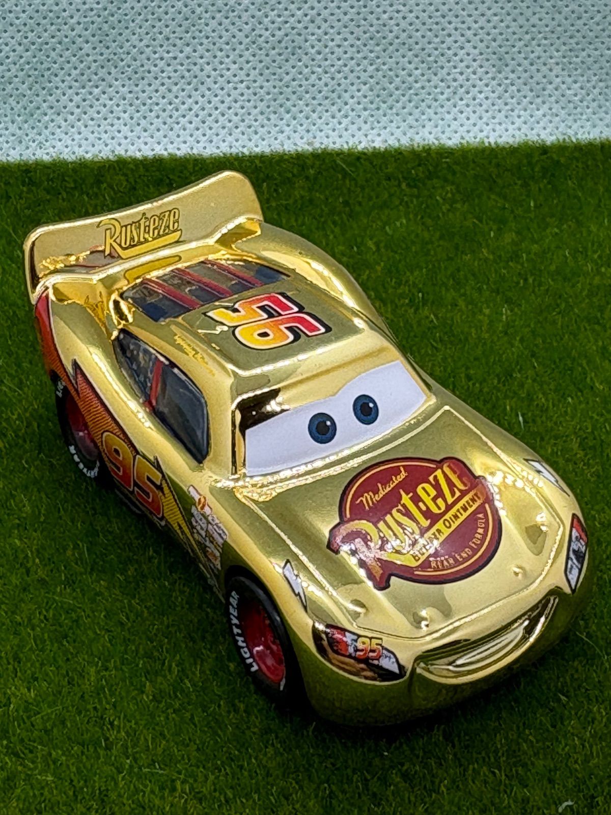 新品】カーズ ミニカー ライトニングマックィーン95 ゴルド 金 - メルカリ