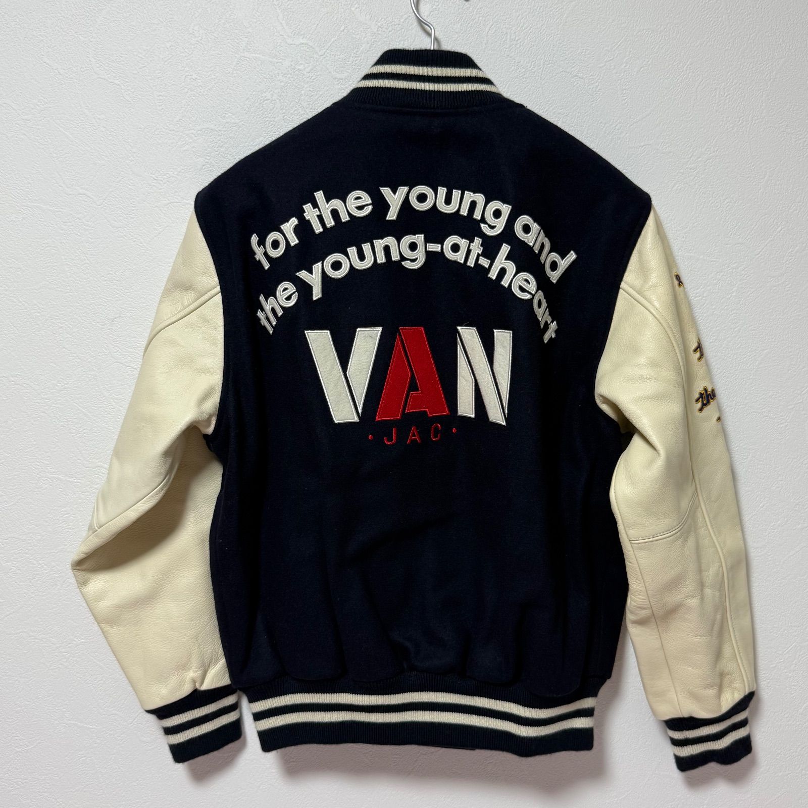 ヴァンジャケット スタジャン セミデコ 袖レザー アーチロゴ KANDAIZUMI_COM