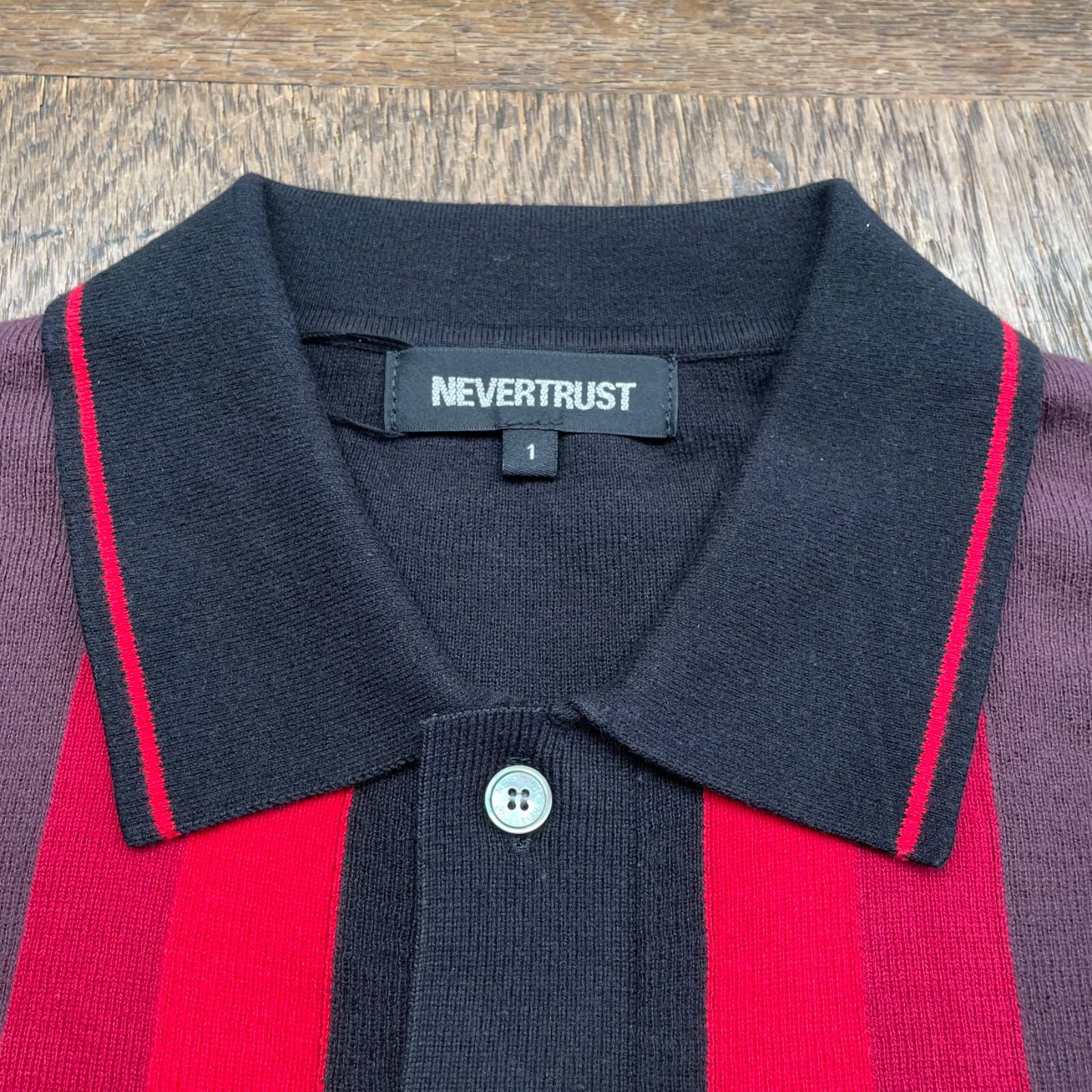 never trust マルチストライプ・ニットポロシャツ BLACK / RED